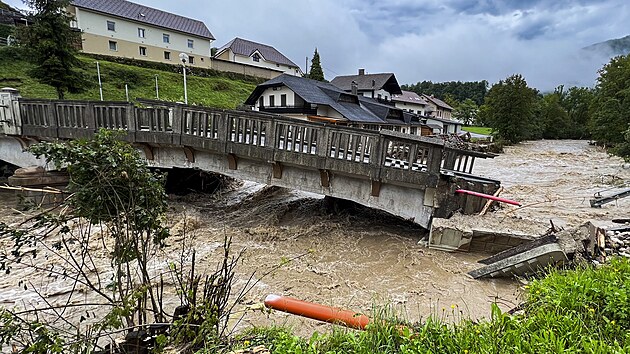 Zcen most v obci Stahovica u msta Kamnik ve Slovinsku (4. srpna 2023)