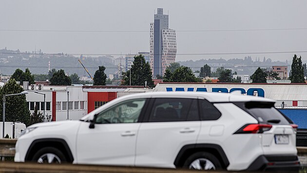 Kolony na z��en� D1 p�i za��tku roz�i�ov�n� na �est pruh� (194. a� 196. kilometr, mezi sjezdy na I/52 a D2). (1. srpna 2023)