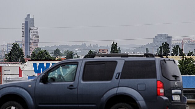 Kolony na z��en� D1 p�i za��tku roz�i�ov�n� na �est pruh� (194. a� 196. kilometr, mezi sjezdy na I/52 a D2). (1. srpna 2023)