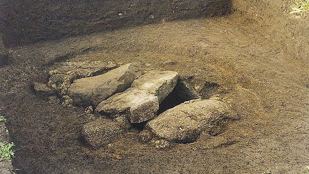 Pod tmito kameny se hrob v Bryheru ukrval.