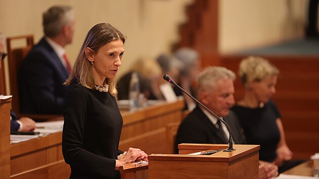Veronika K�es�anov� se obhajuje na sch�zi Sen�tu. (2. srpna 2023)