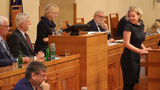 Kate�ina Ronovsk� se obhajuje na sch�zi Sen�tu. (2. srpna 2023)