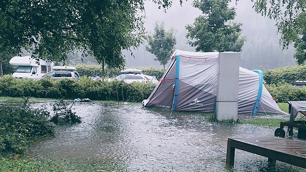 Ve Slovinsku intenzivn prelo. Na fotce je zatopen kemp. (4. srpna 2023)