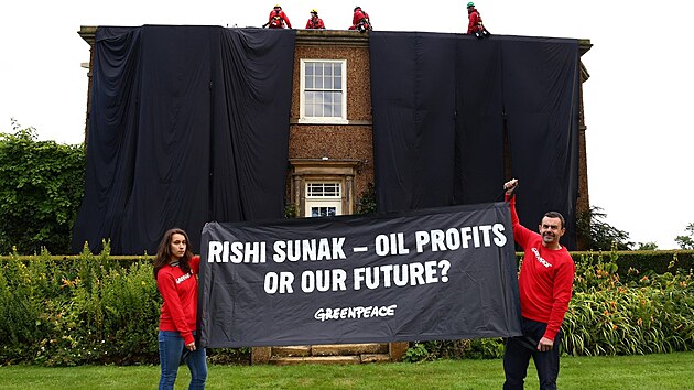 Aktivist z hnut Greenpeace pikryli ernm pltnem fasdu soukrom rezidence britskho premira Rishiho Sunaka na severu Anglie na protest proti energetick politice jeho vldy. (3. srpna 2023)