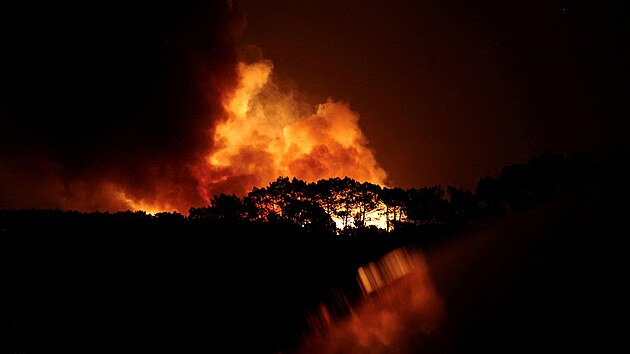 U 1 400 lid se muselo evakuovat kvli poru, kter se  u Odemiry na jihu Portugalska. (8. srpna 2023)
