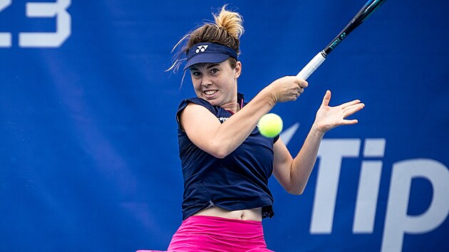 esk tenistka Linda Noskov hraje forhend v semifinle turnaje WTA v Praze.