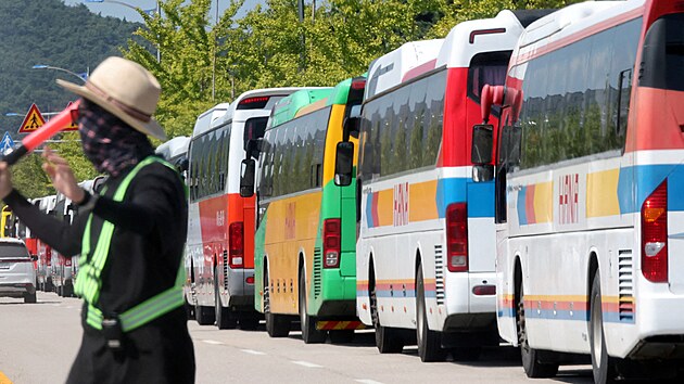 Autobusy pipraven pro astnky odjdjc z tboit 25. svtovho skautskho jamboree v jihokorejskm Buanu. (5. srpna 2023)