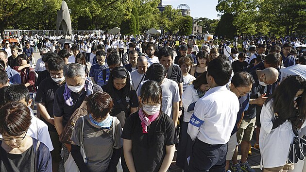 Nvtvnci dr minutu ticha bhem slavnostnho ceremonilu pi pleitosti 78. vro prvnho atomovho bombardovn v hiroimskm pamtnm parku mru v Hiroim na zpad Japonska. (6. srpna 2023)