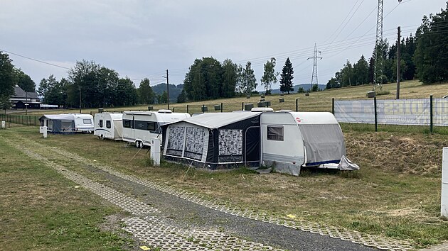 Kemp pod Tanvaldskm pikem vt i karavanisty.