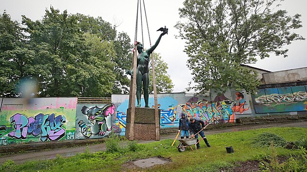 Socha stla v parku Budynsk, nyn hled na libereck ndra.