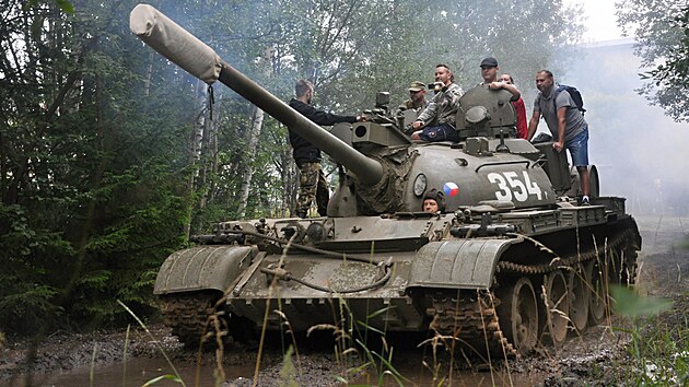 Lid se mohli svzt tankem T-55. (5. srpna 2023).
