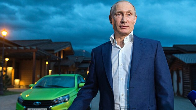 Rusk prezident Vladimir Putin u auta rusk vroby Lada Vesta (22. jna 2015)