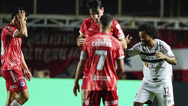 Zden brazilsk obrnce Marcelo pot, co v utkn Fluminense proti Argentinos Juniors hroziv zranil soupee Luciana Sncheze.