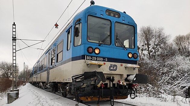 Osobní vlak po střetu s automobilem na železničním přejezdu v Ostravě-Třebovicích. Dokázal zastavit až více než tři sta metrů za přejezdem. (21. ledna 2023)