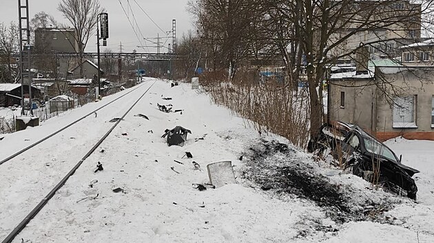 Vlak odhodil vůz Seat Altea mimo trať, v automobilu zemřely dvě děti ve věku 2 a 12 let. (21. ledna 2023)