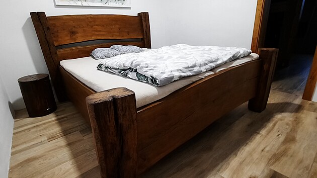 Masivn postel ze starch dubovch trm