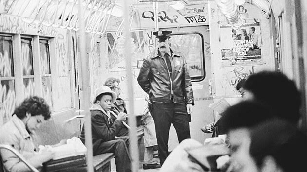 Policista cestuje posprejovanm metrem v New Yorku v rmci zpsnn boje...
