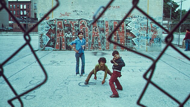 Newyort chlapci si hraj v Brooklynu v parli Brooklyn's Lynch Park u graffiti...