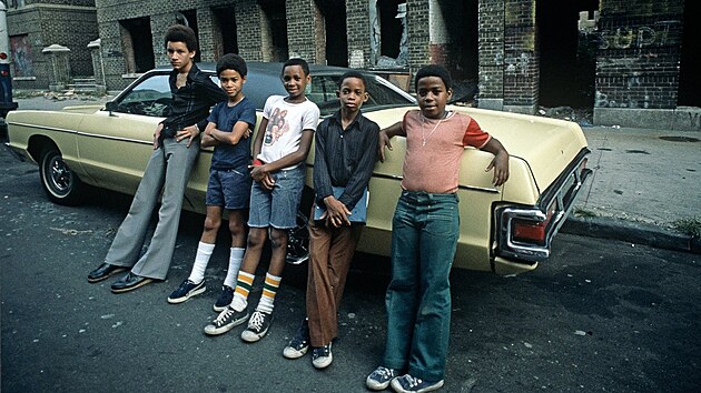Chapci z jinho Bronxu v New Yorku stoj u vyplen budovy (srpen 1977)