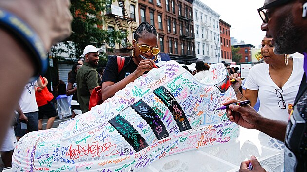 Lid podepisuj v newyorskm Brooklynu v rmci oslav 50 let hip hopu ob botu...