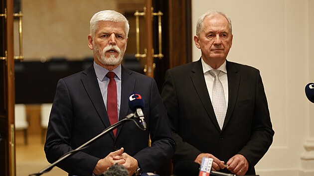 Prezident Petr Pavel (vlevo) a pedseda Ústavního soudu Josef Baxa.