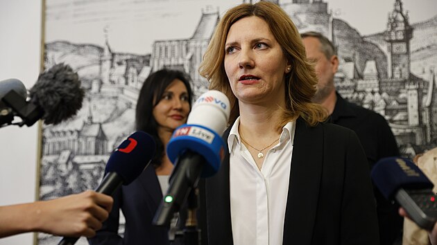Brn�nsk� prim�torka Mark�ta Va�kov� ozn�mila, �e jej� test na drogy p�inesl negativn� v�sledek. Koali�n� partne�i j� z�rove� vyj�d�ili i p�es af�ru kolem fotky s b�l�m pr�kem podporu. (9. srpna 2023)