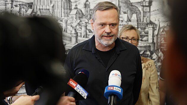 Brn�nsk� prim�torka Mark�ta Va�kov� i jej� n�m�stek Robert Kerndl (na sn�mku) ozn�mili, �e jejich test na drogy p�inesl negativn� v�sledek. Koali�n� partne�i jim z�rove� vyj�d�ili i p�es af�ru kolem fotky s b�l�m pr�kem podporu. (9. srpna 2023)