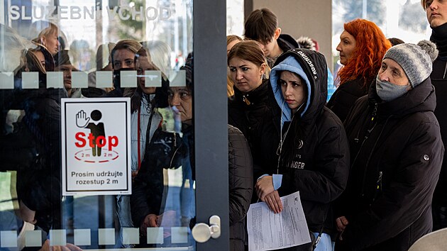 Úřad práce Novodvorská, dávky, Ukrajina, výplata, pomoc. Na novou pětitisícovou dávku mají od pondělí nárok uprchlíci z Ukrajiny, kteří dostali po příchodu do Česka vízum o strpění, které také nahrazuje pracovní povolení.