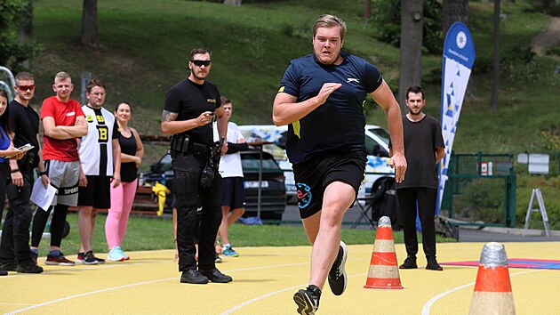 Kondi�n� zkou�ky jsou trochu stra��kem uchaze��. Proto p�i�lo Krajsk� �editelstv� P�R s nab�dkou vyzkou�et si fyzick� testy nane�isto. Po Karlov�ch Varech a A�i se �zkou�ka� tentokr�t uskute�nila v Chebu.