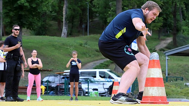 Kondi�n� zkou�ky jsou trochu stra��kem uchaze��. Proto p�i�lo Krajsk� �editelstv� P�R s nab�dkou vyzkou�et si fyzick� testy nane�isto. Po Karlov�ch Varech a A�i se �zkou�ka� tentokr�t uskute�nila v Chebu.