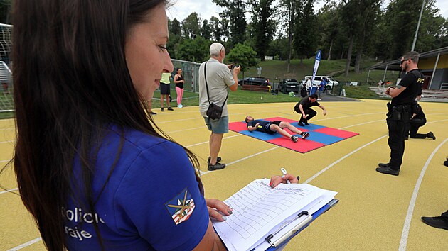 Kondi�n� zkou�ky jsou trochu stra��kem uchaze��. Proto p�i�lo Krajsk� �editelstv� P�R s nab�dkou vyzkou�et si fyzick� testy nane�isto. Po Karlov�ch Varech a A�i se �zkou�ka� tentokr�t uskute�nila v Chebu.