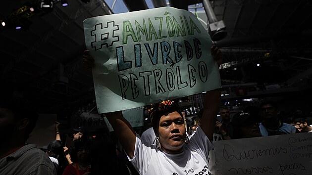 Aktivistka dr v ruce ceduli s npisem Amazonie bez ropy bhem protestu proti tb ropy v st eky Amazonky. (6. srpna 2023)