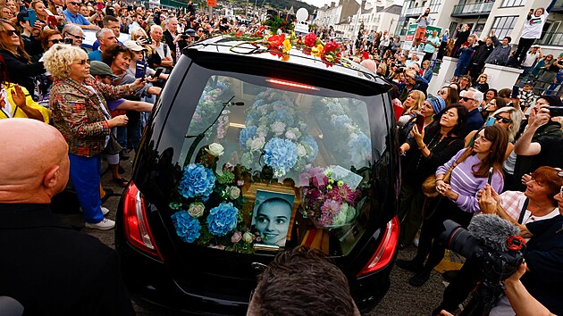 Lid se lou se zesnulou irskou zpvakou Sined O'Connorovou bhem jejho pohebnho prvodu ve mst Bray v Irsku. (8. srpna 2023)