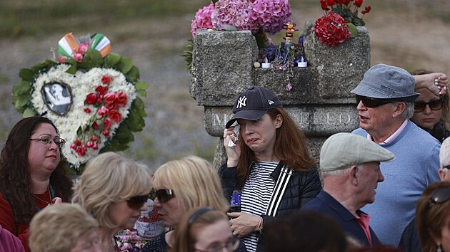 Lid truchl ped domem zesnul irsk zpvace Sined O'Connorov v den jejho pohbu ve mst Bray v Irsku. (8. srpna 2023)