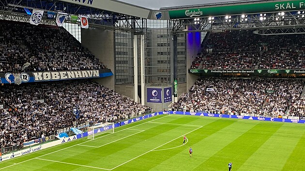 Zaplnn tribuny Parken stadionu tsn ped vkopem vodnho utkn 3. pedkola Ligy mistr mezi domc FC Koda a Spartou.