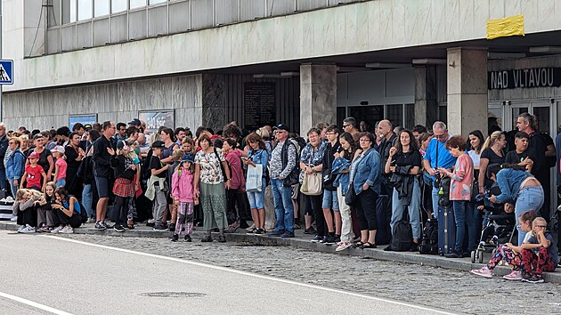 Kvli porue traknho veden ekaj na ndra v Kralupech nad Vltavou stovky cestujcch. (2. srpna 2023)