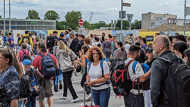 Kvli porue traknho veden ekaj na ndra v Kralupech nad Vltavou stovky cestujcch. (2. srpna 2023)