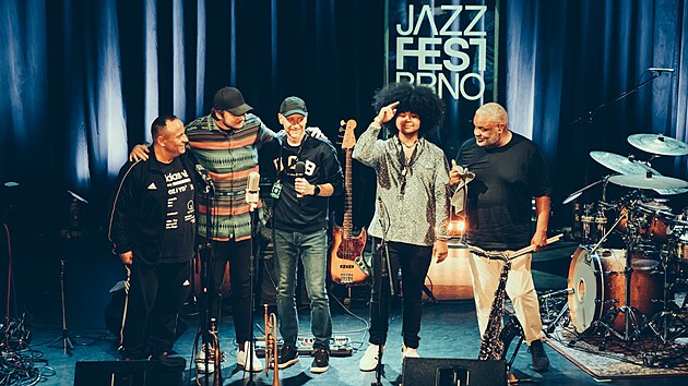 Ur�it� stoj� za to, p�ij�t si poslechnout nap��klad Poogieho Bella, jednoho z nejlep��ch sou�asn�ch buben�k� a studiov�ch hr��� bez ohledu na ��nry.