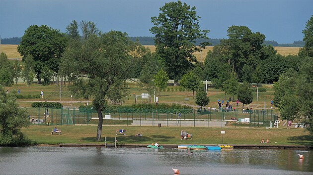 PIL�K Na prot�j��m b�ehu Pilsk� n�dr�e se nach�z� m�stsk� rekrea�n� are�l s �adou atrakc� pro d�ti i sportovn�m vy�it�m pro dosp�l�.