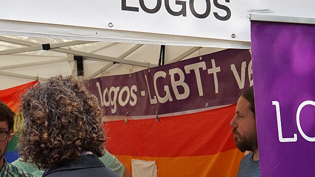 Stnek spolku Logos v Pride Village na Steleckm ostrov (8. srpna 2023)
