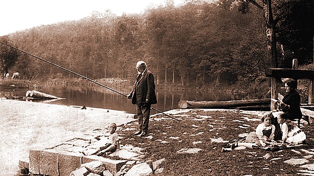 Karel Klostermann pi rybaen ve tkni s chot a vnouaty v lt roku 1913
