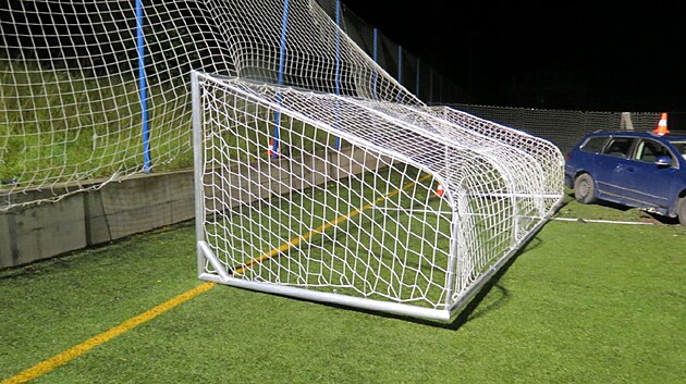 �idi� havaroval v Kostelci nad Orlic� na h�i�ti s um�lou tr�vou. (3. srpna 2023)