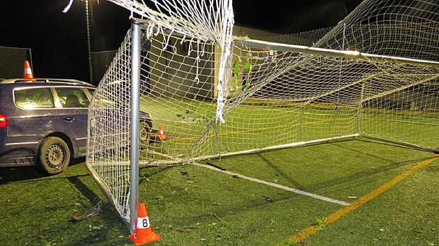 �idi� havaroval v Kostelci nad Orlic� na h�i�ti s um�lou tr�vou. (3. srpna 2023)