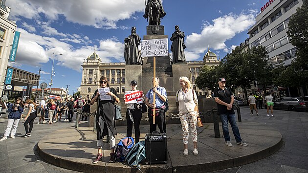 Zhruba tictka pznivc Tome ermka, kter byl odsouzen za propagaci terorismu, protestovala ped ministerstvem spravedlnosti a na Vclavskm nmst v Praze. (3. srpna 2023)