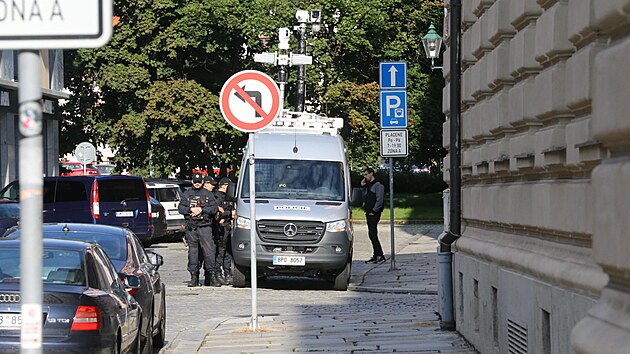 Jednn u Krajskho soudu v Plzni s Pavlem Hlvkou probh za zvenho dohledu policist. (8. srpna 2023)