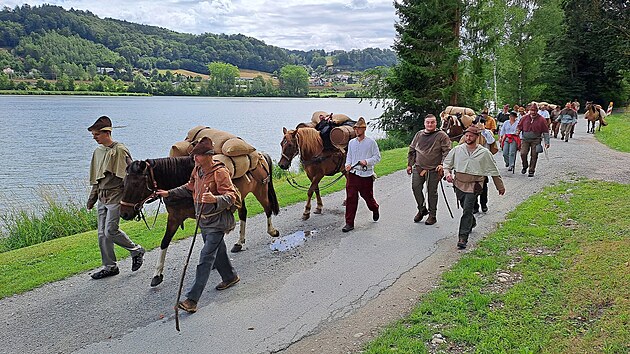 umavt soumai se vydali na tdenn cestu do bavorskho Grafenau. Po cest se k nim pidaly  nmeck a rakousk skupinky. Karavana nakonec tala 40 lid a 11 kon.