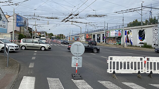 Oprava mostu Mil�nia se p��t� t�den ve �tvrtek p�esune na druhou stranu vozovky. �idi�i i nad�le musej� po��tat s omezen�m v doprav�. (5. 6. 2023)