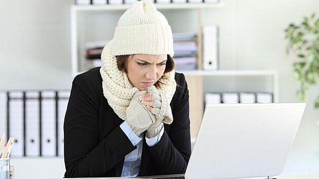 Ženská zima. Klimatizace v kancelářích jsou nastavené pro muže v obleku