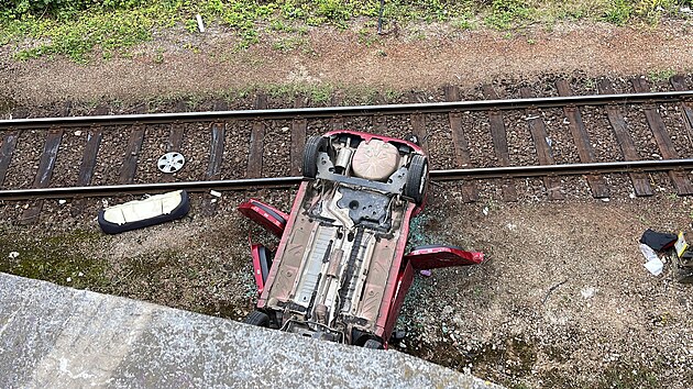 Auto v Praze p�i nehod� spadlo z mostu (3. 8. 2023)