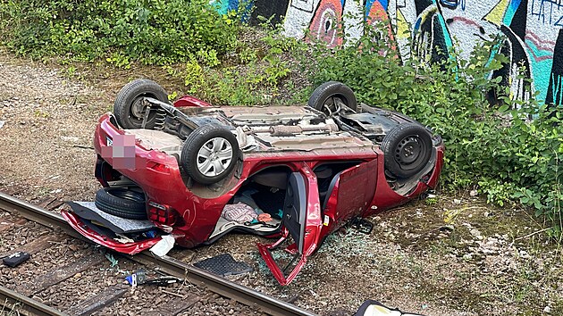 Auto v Praze p�i nehod� spadlo z mostu (3. 8. 2023)